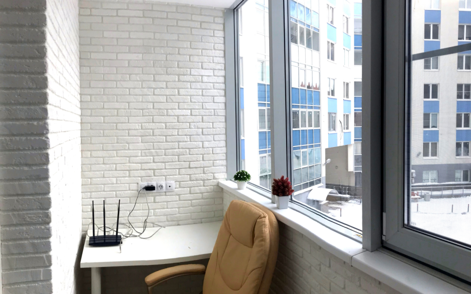 Балкон с кирпичной стеной