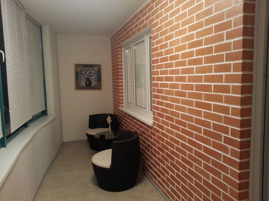 Отделка кирпичной стены на балконе