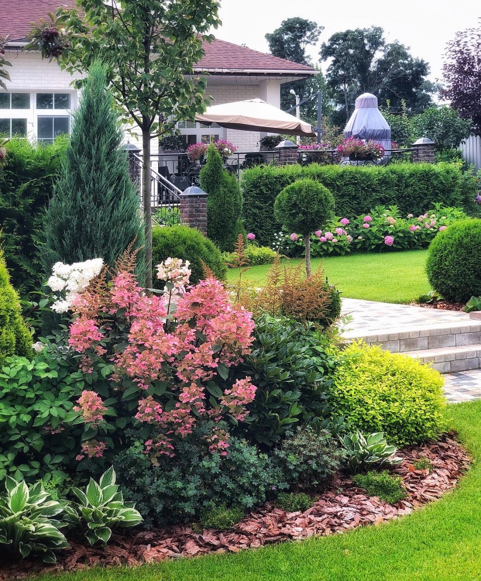 Клумба с гортензией и спиреей