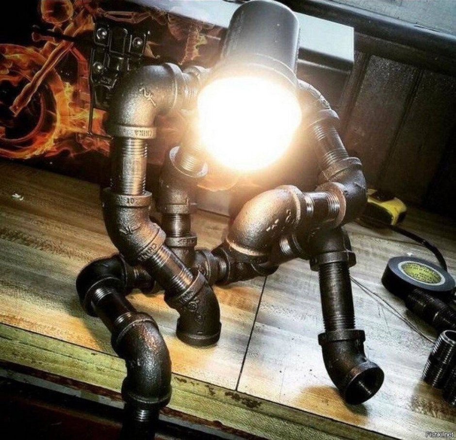 Светильник из водопроводных труб человечек