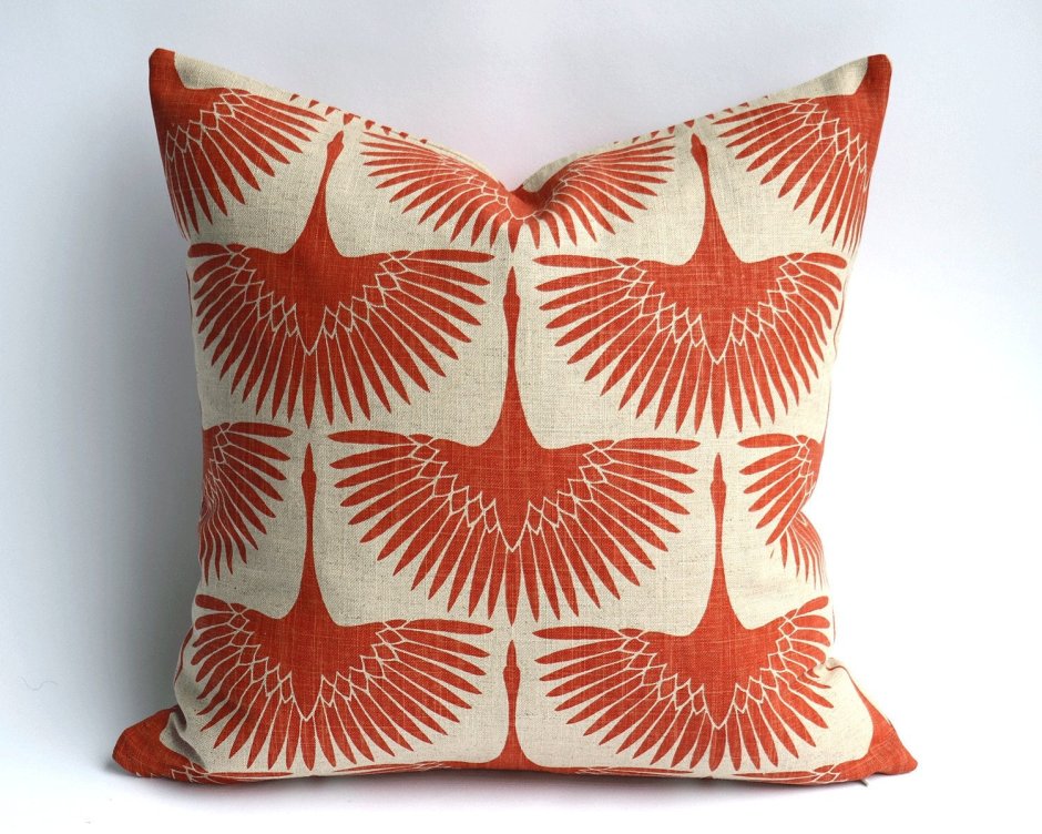 Оранжевые подушки на диван