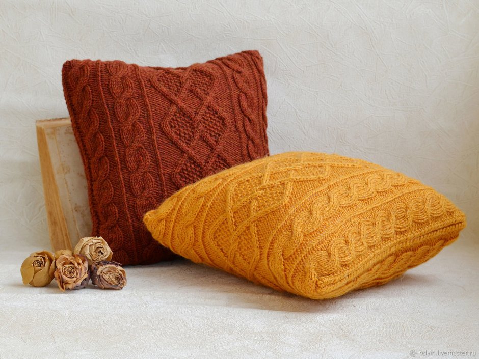 Подушка оранжевая декоративная