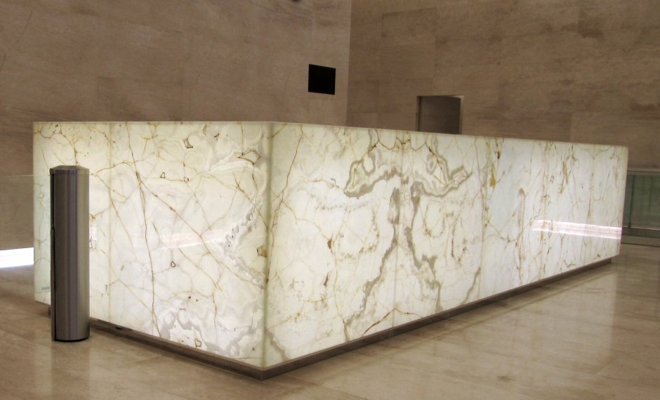 Мраморный камин Оникс