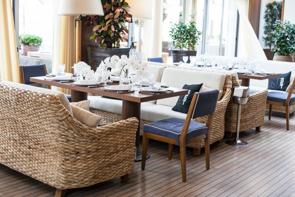 Стол в ресторане