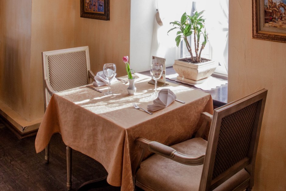 Столик в ресторане на двоих