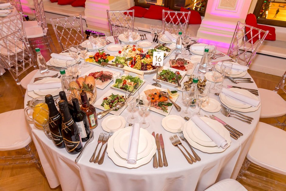 Банкет за столом