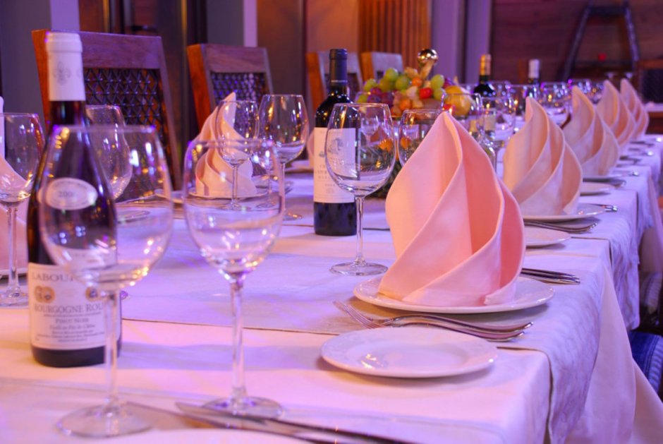 Сервировка стола в ресторане