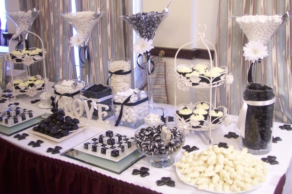 Черно белая сервировка стола