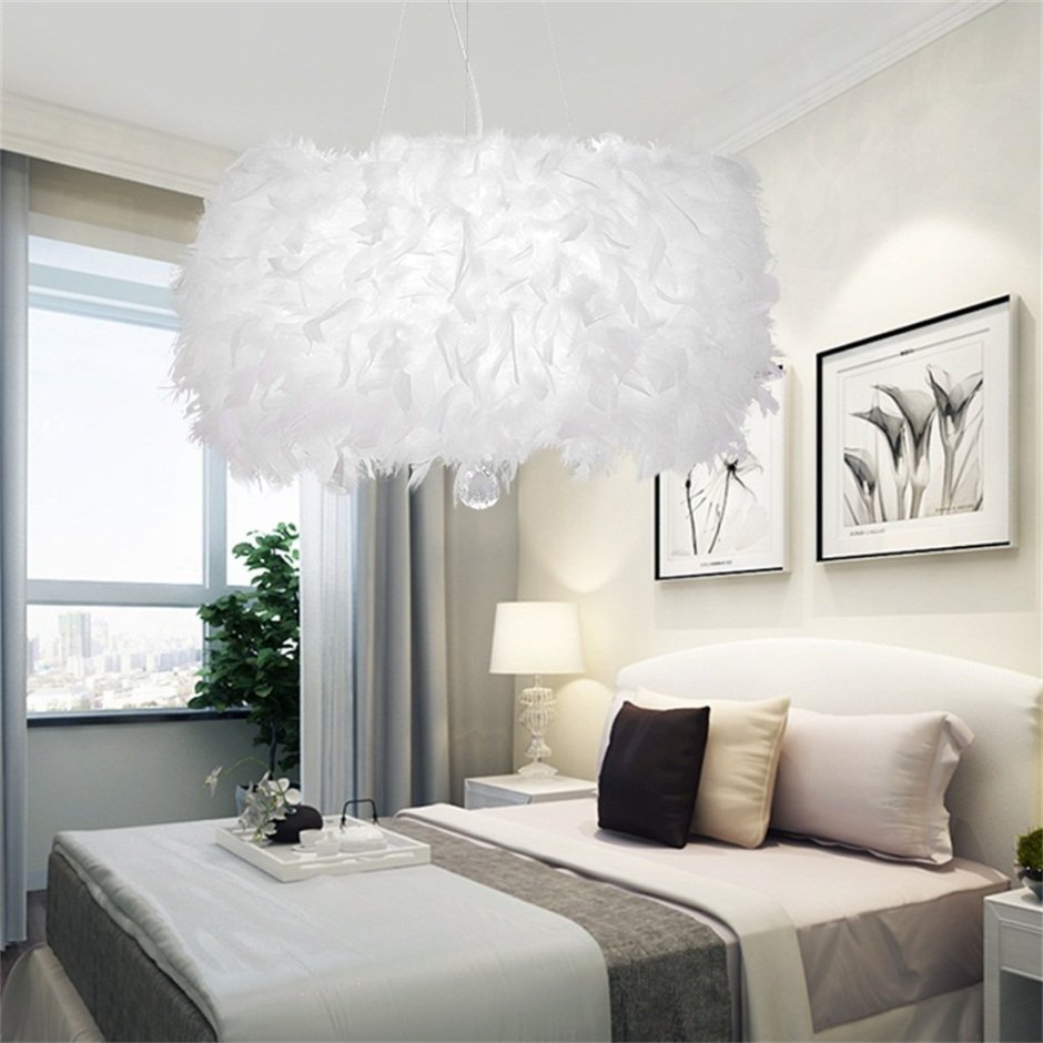 Люстра с перьями в интерьере