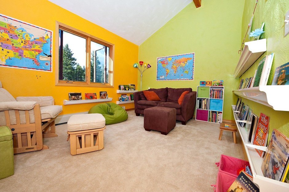 Оранжевые стены в детском саду