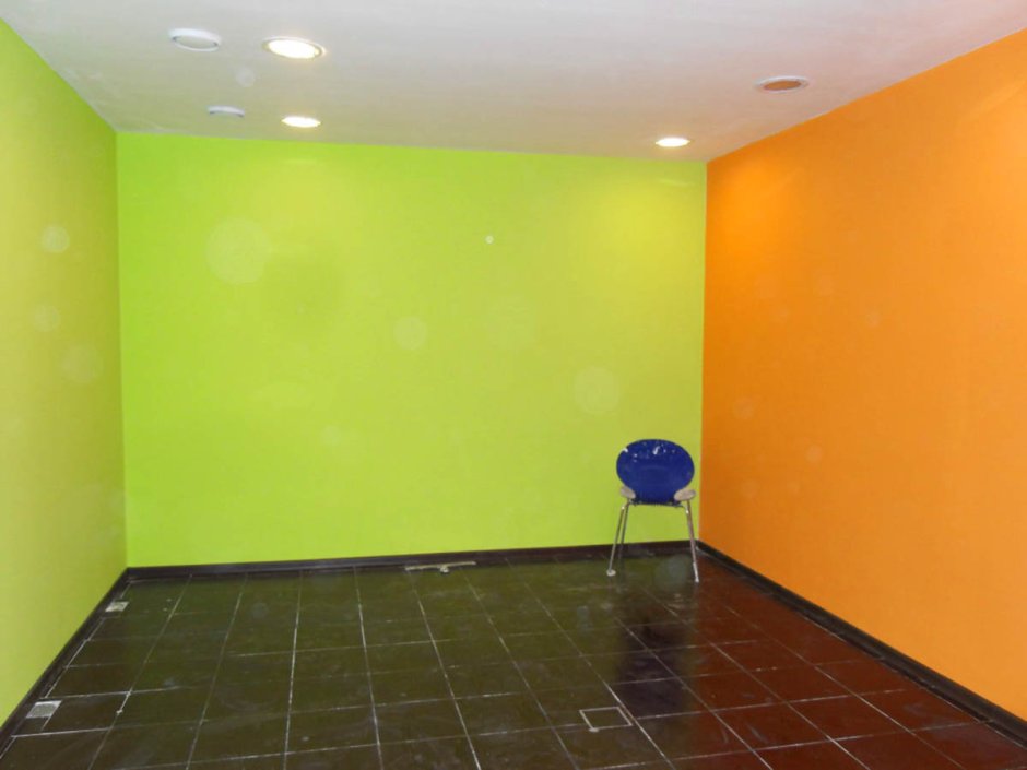 Стена разными красками