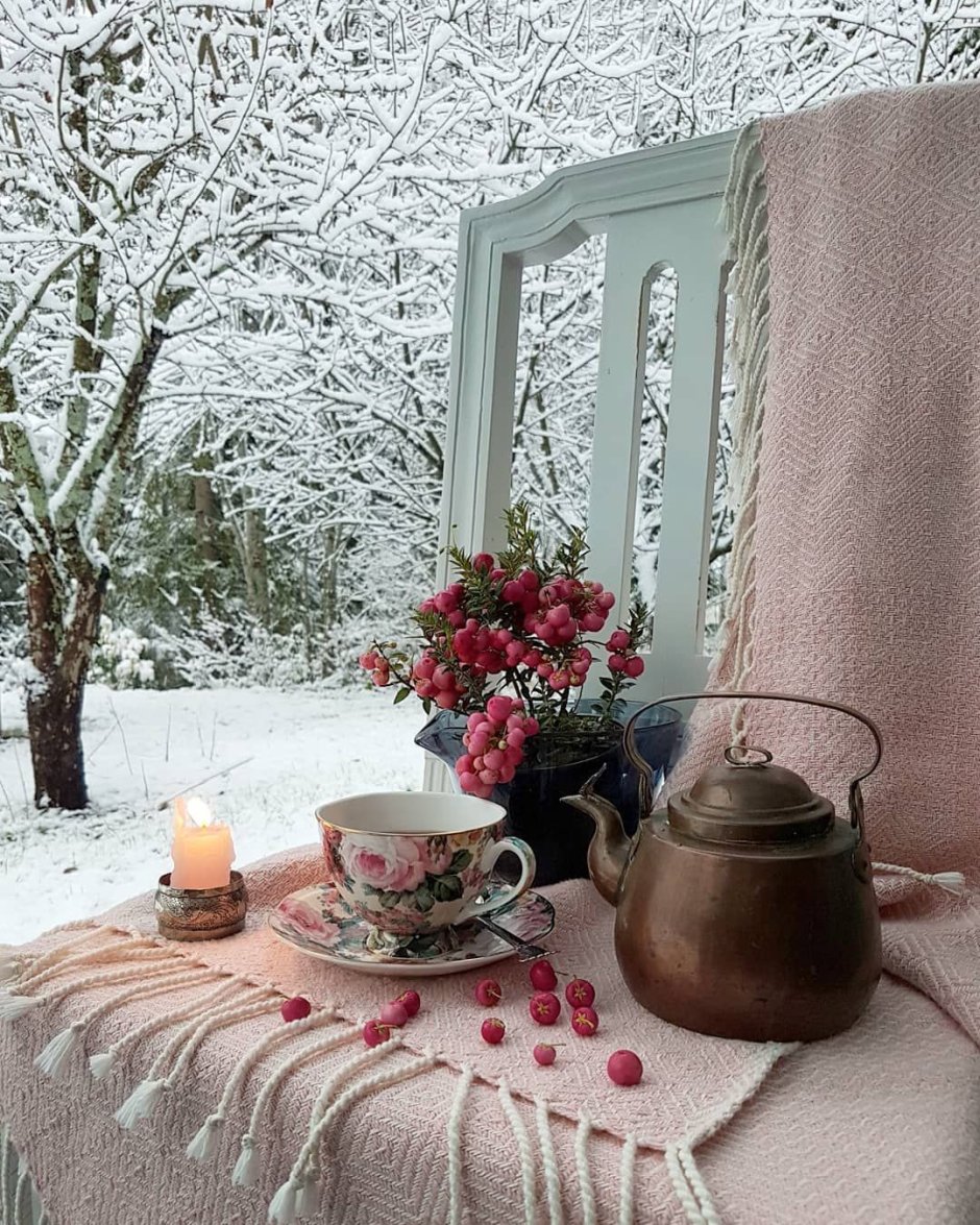 Чаепитие у зимнего окна
