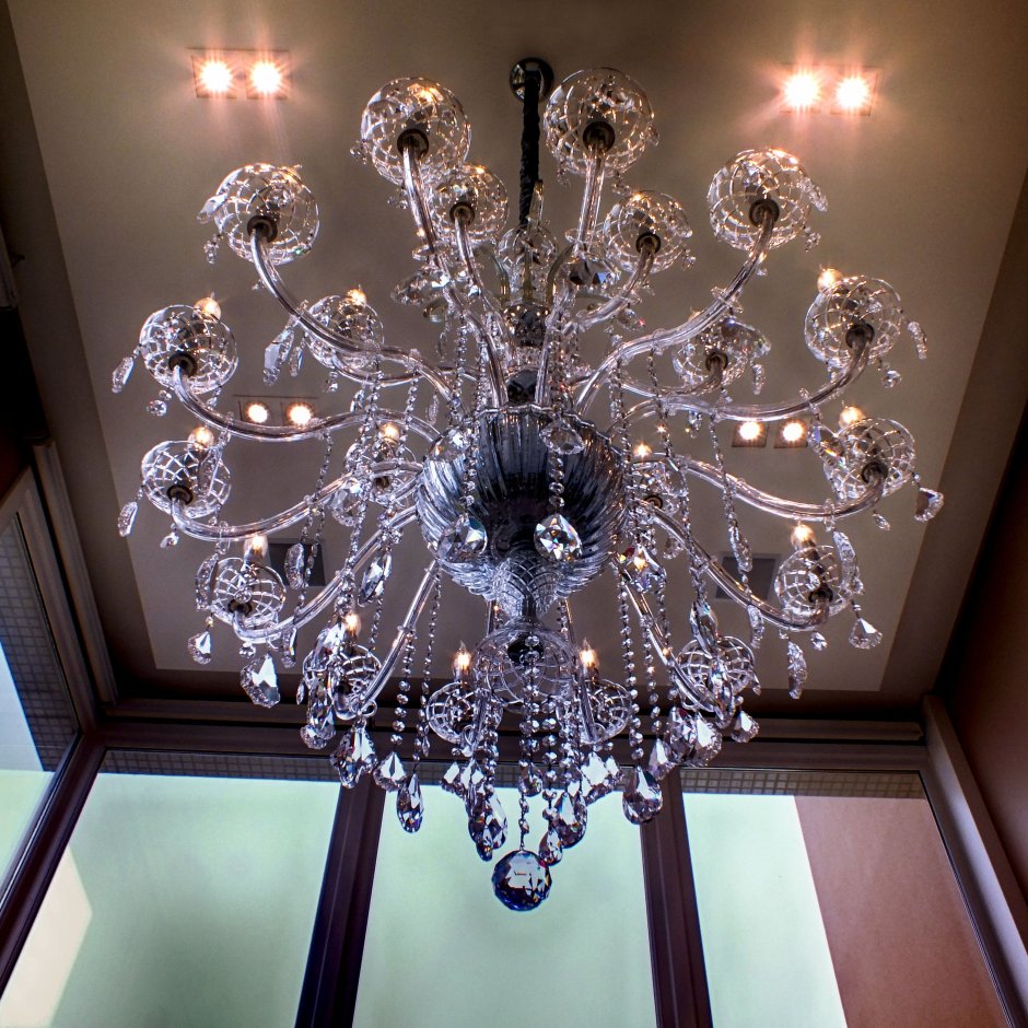 Люстра из стеклянных пластин