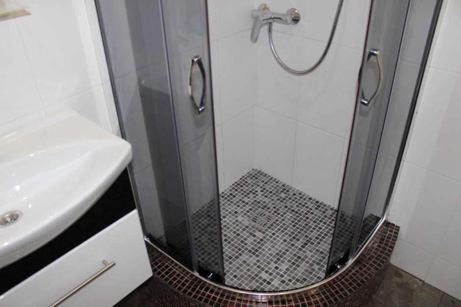 Встроенные душевые кабины из кафеля