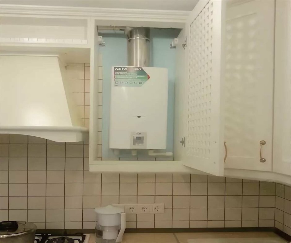 Вытяжка и газовая колонка на кухне