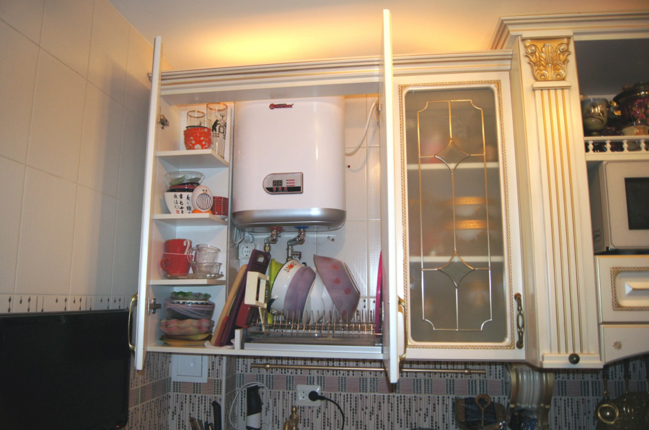 Шкафчик в кухню на газовую трубу