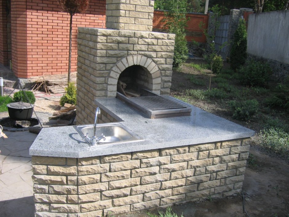 Уличный умывальник из кирпича