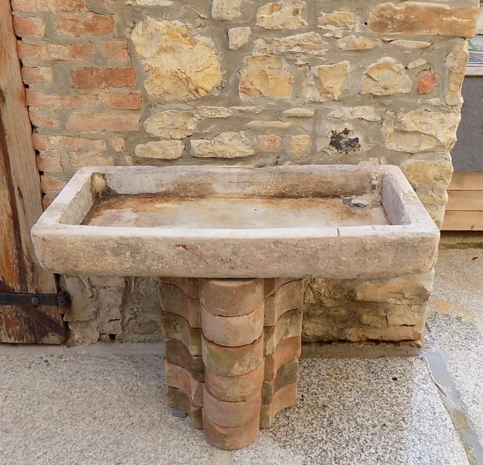 Уличный умывальник из камня