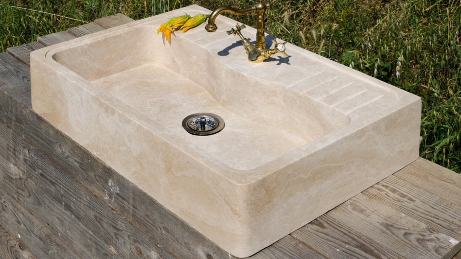 Мойка из травертина