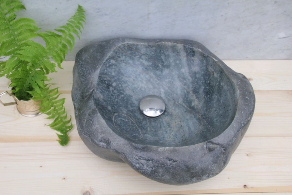 Уличный рукомойник из камня