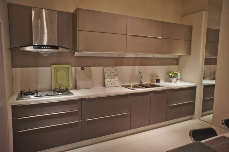 Кухонный гарнитур коричневый с бежевым