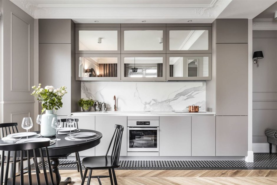 Зеркальный шкаф на кухне