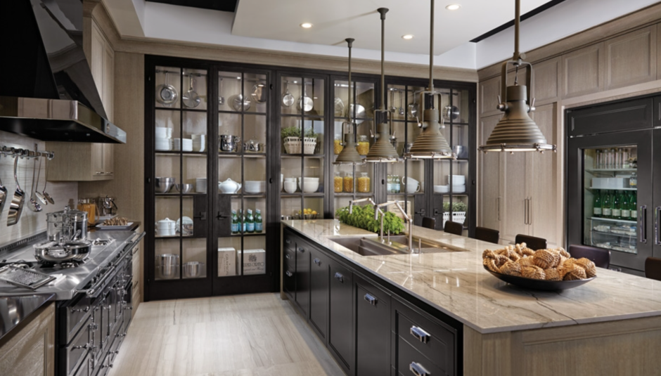 Кухня со стеклянными фасадами