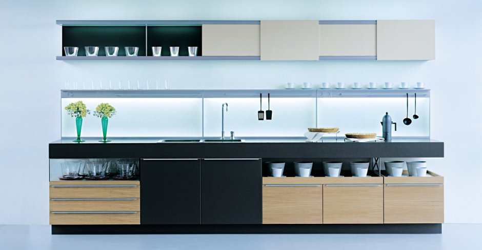 Кухонный гарнитур с узкими навесными шкафами