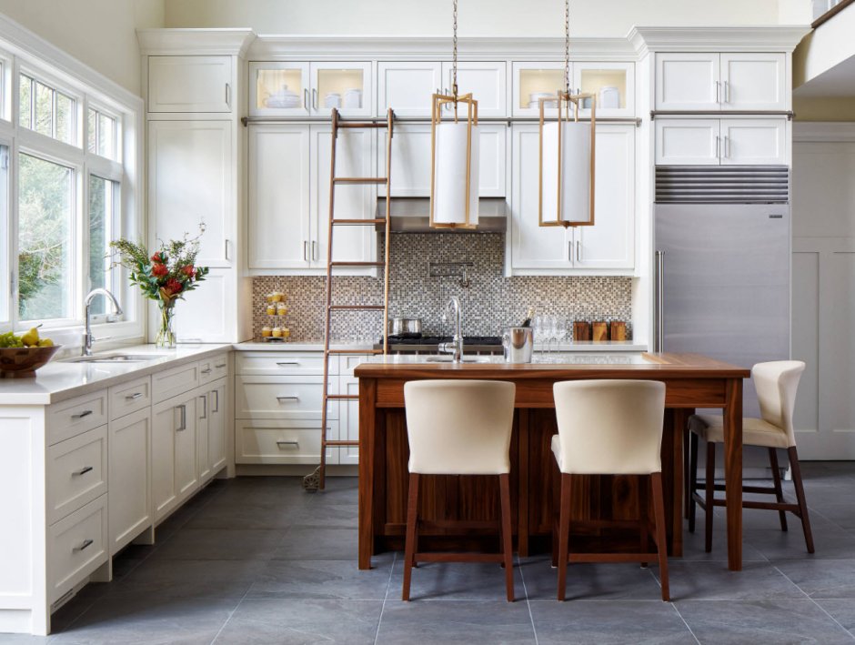 Кухня с высокими потолками