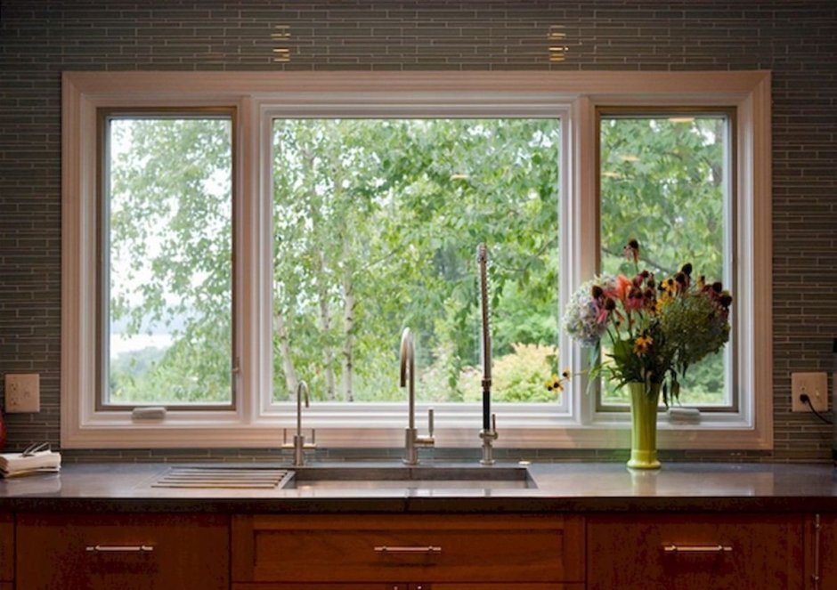 Широкое окно на кухне