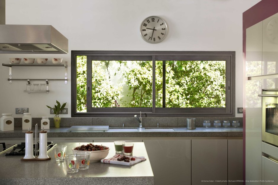 Горизонтальное окно на кухне