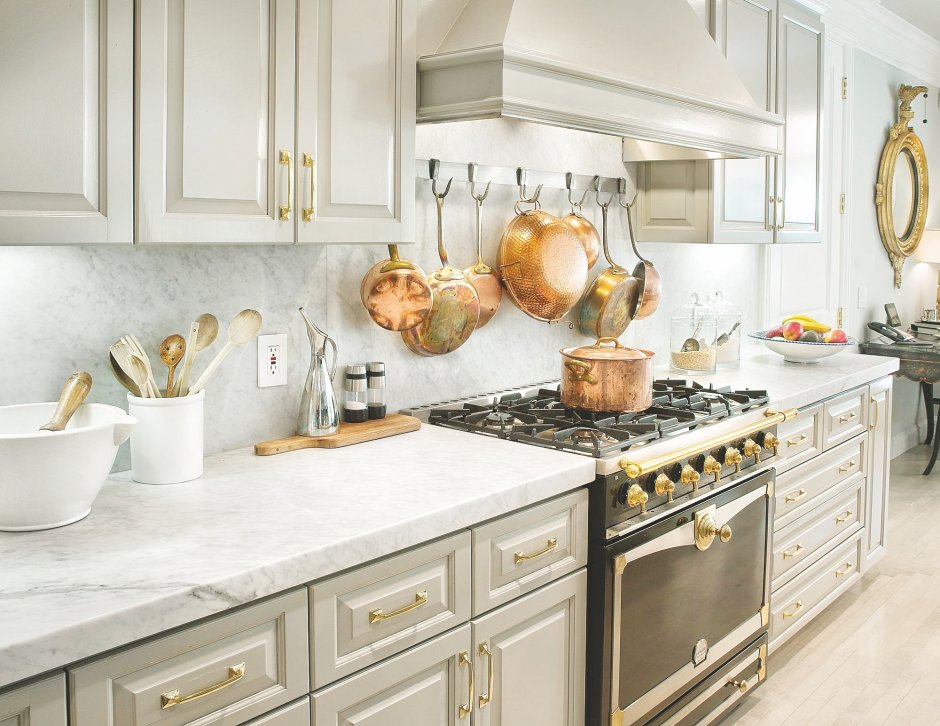 Латунь в интерьере кухни