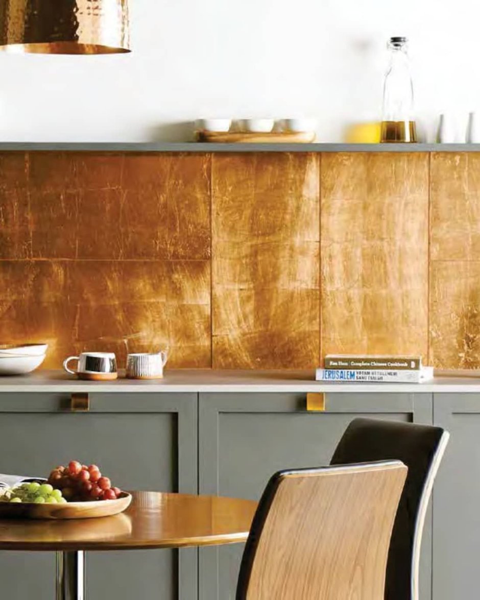 Латунь в интерьере кухни