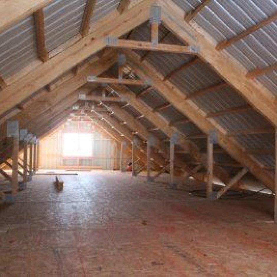 Вентиляционные трубы на чердаке