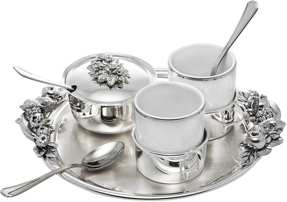 Серые кастрюли и сковородки на белом фоне