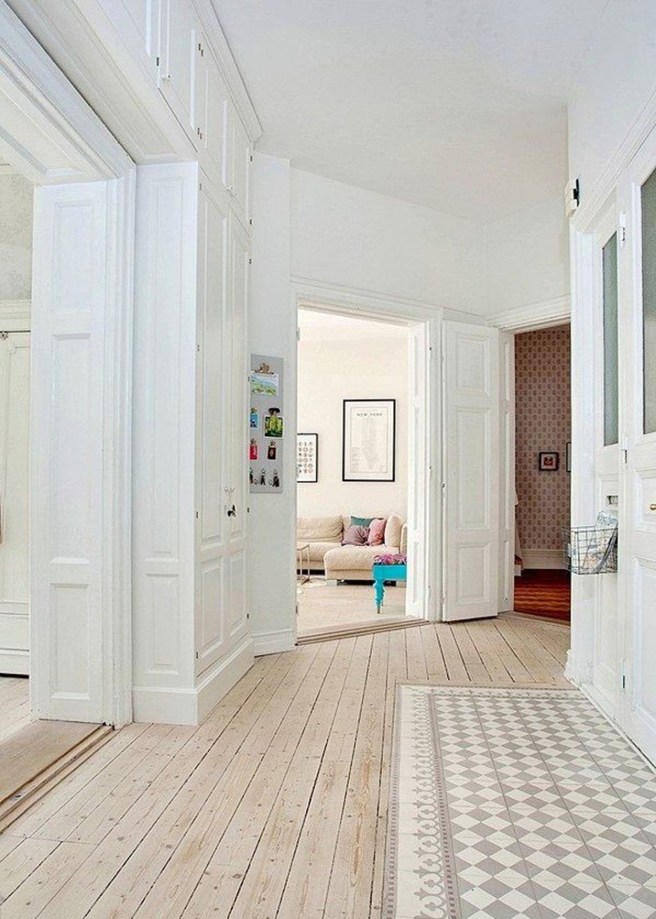 Плитка и ламинат в прихожей