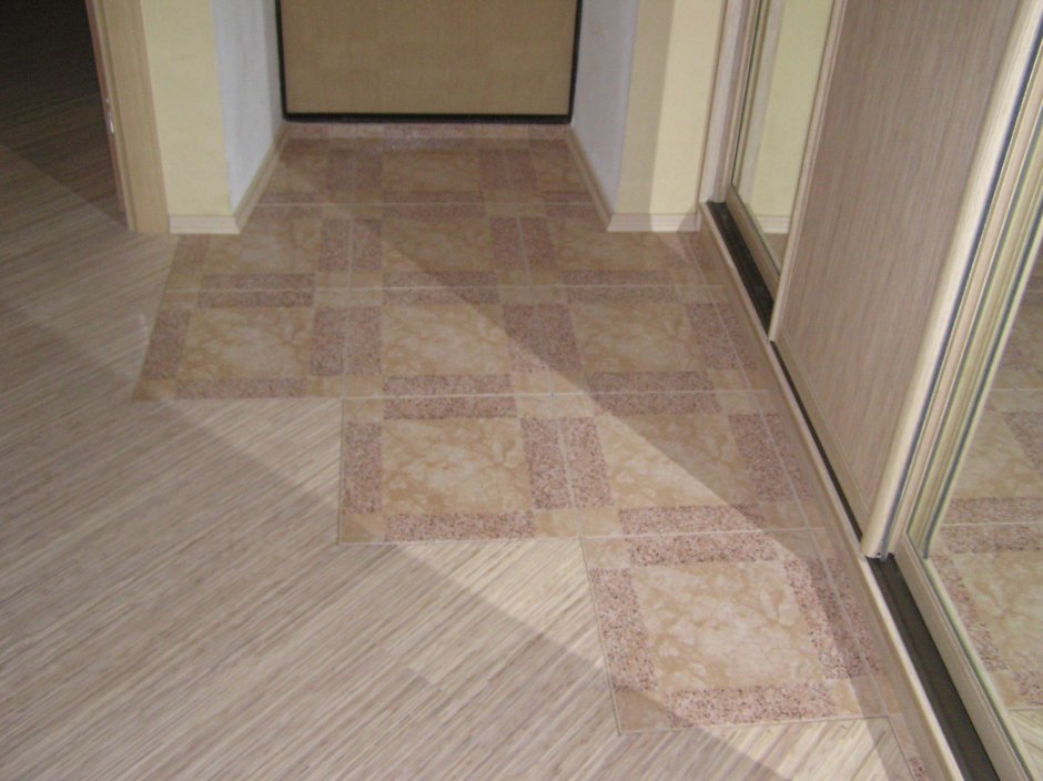 Сочетание плитки и ламината в коридоре