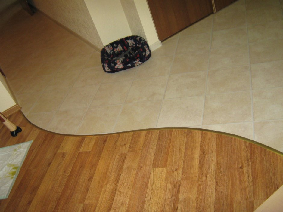 Совместить плитку и ламинат в прихожей