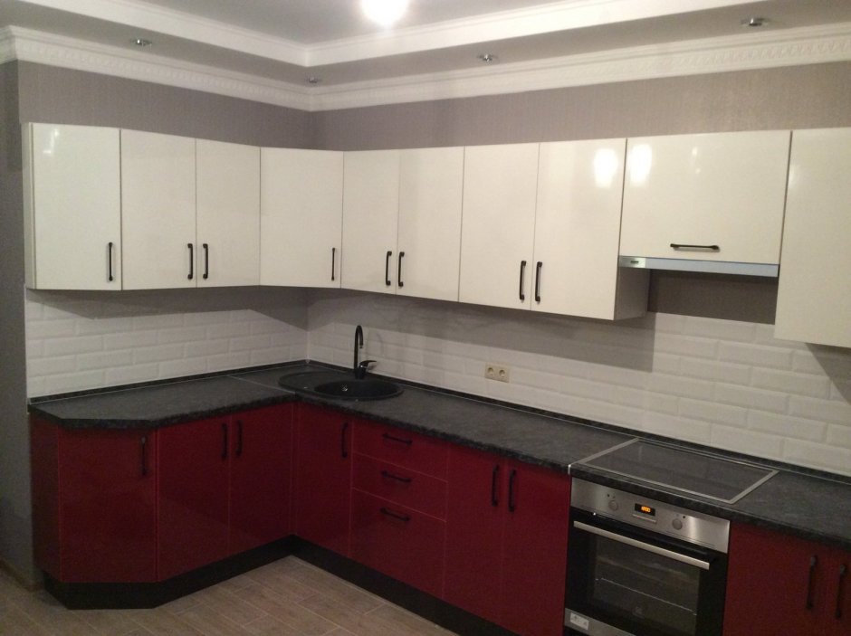 Кухня белый верх бордовый низ