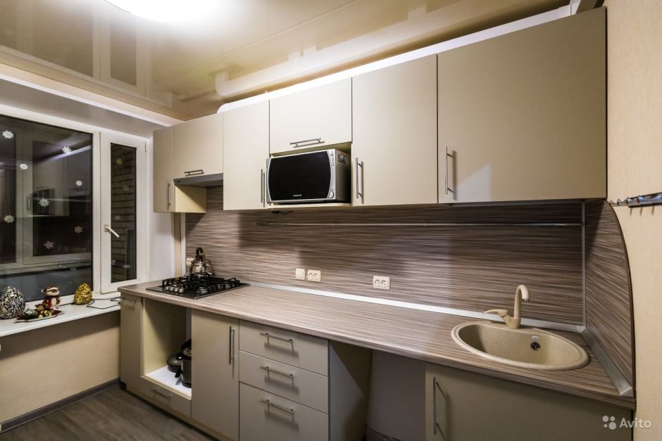 Кухня в бежевых тонах с темной столешницей