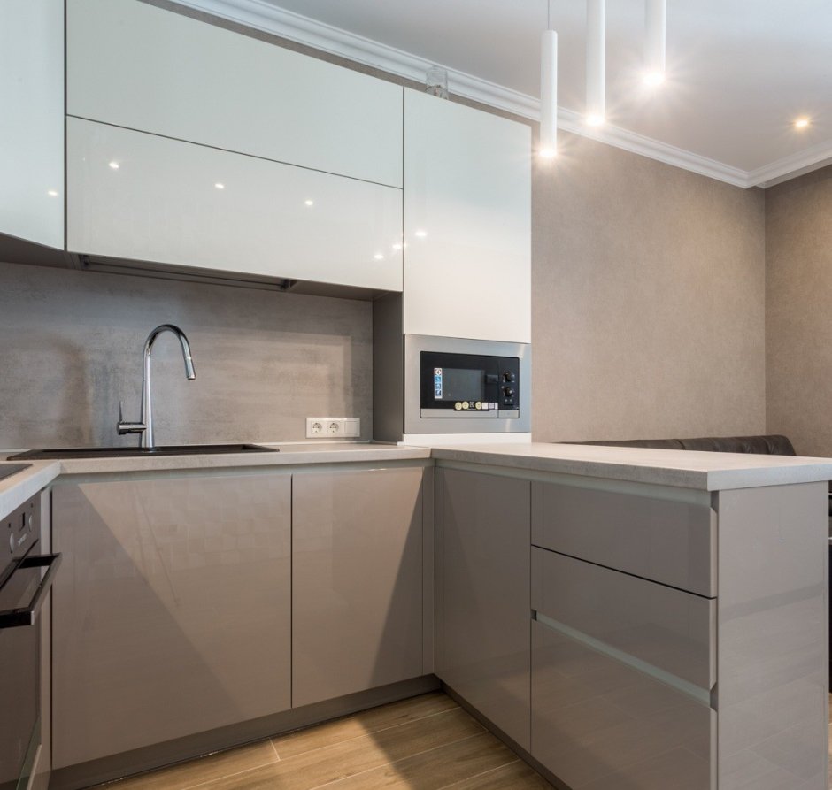 Светло серая глянцевая кухня