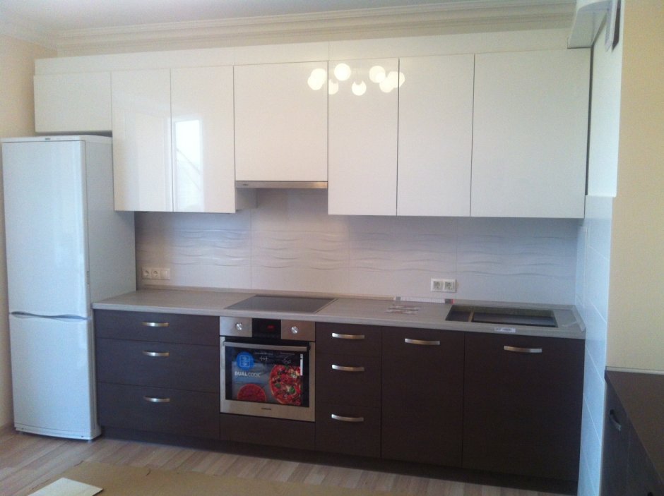 Кухни белый верх темный низ прямые