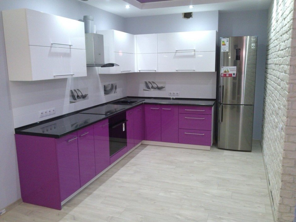Кухня белый верх фиолетовый низ