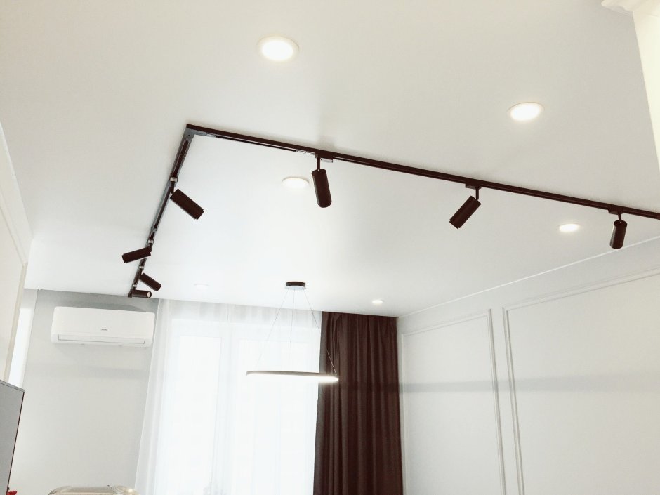 Трековые светильники в гостиной