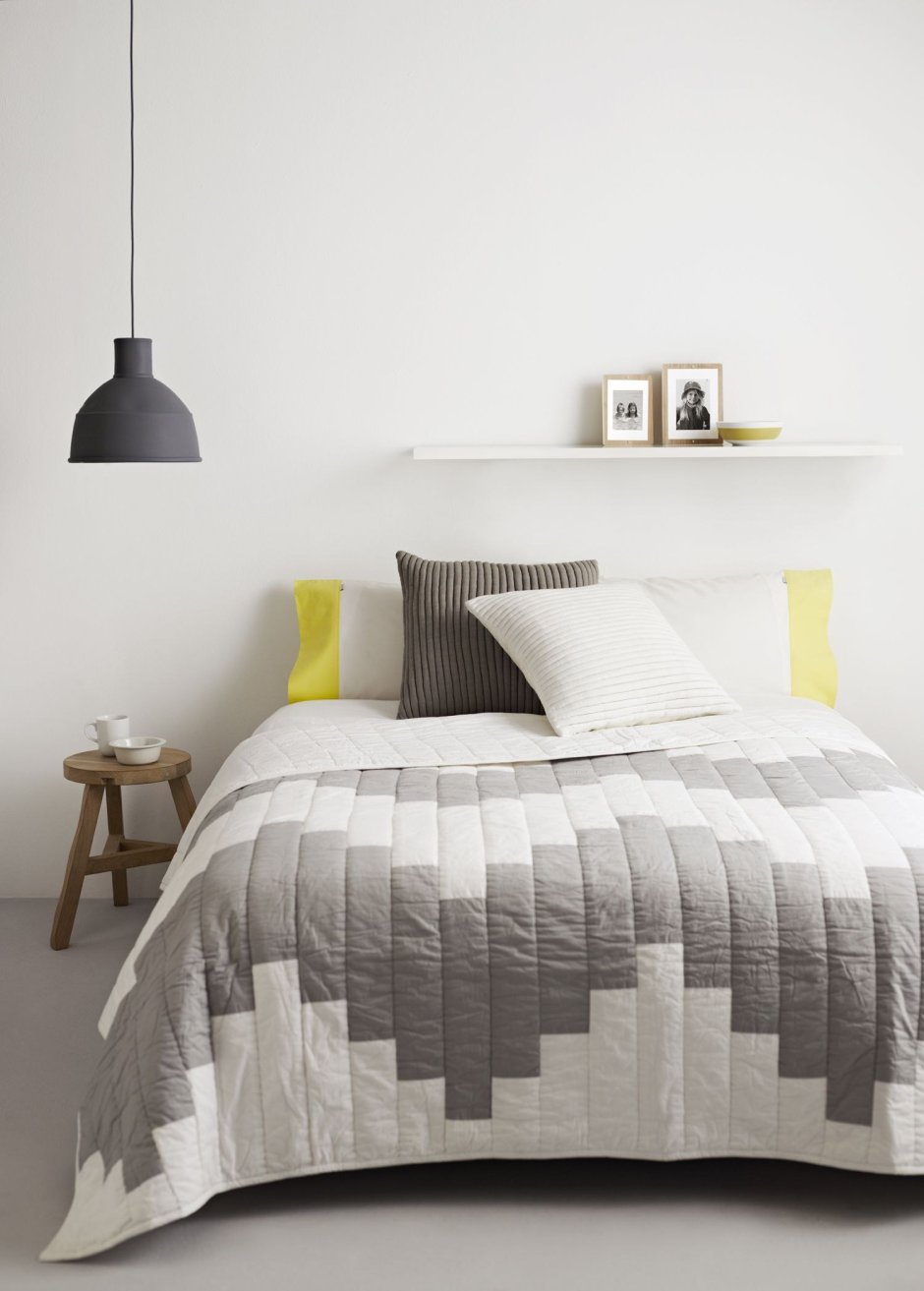 Белая кровать в скандинавском стиле