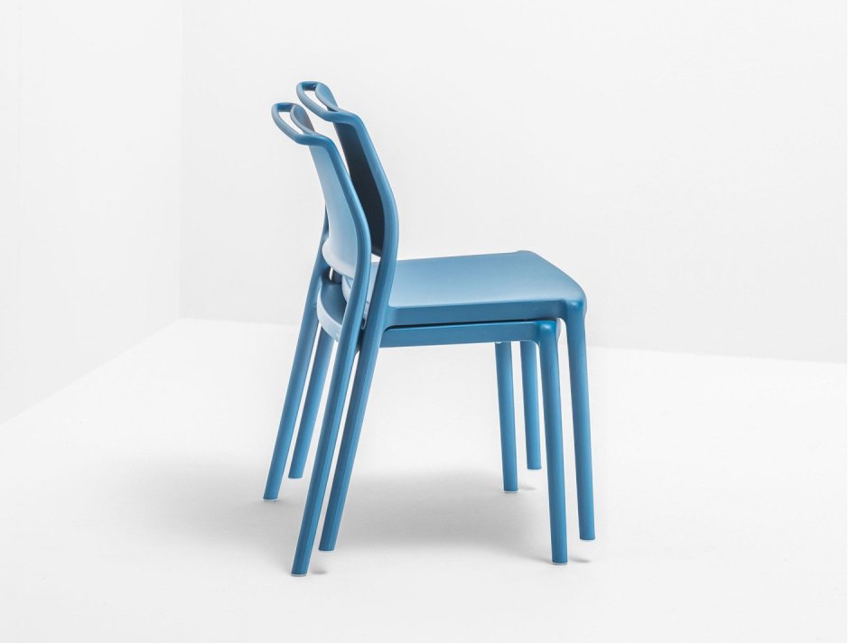 Синий пластиковый стул стопка