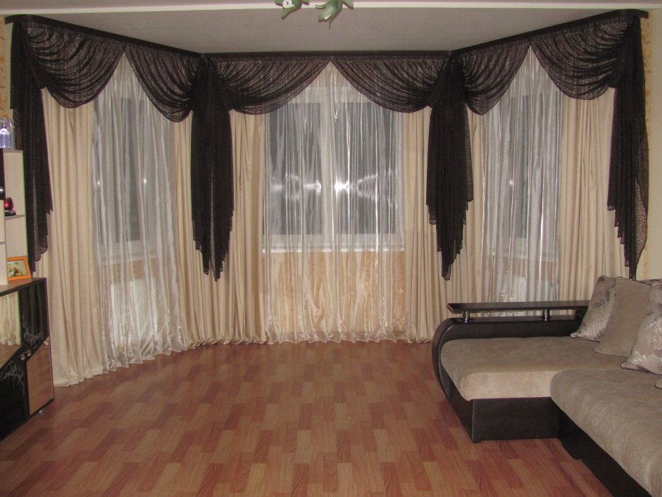 Шторы в угловую комнату с двумя окнами