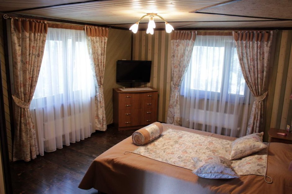 Гостиная с двумя окнами