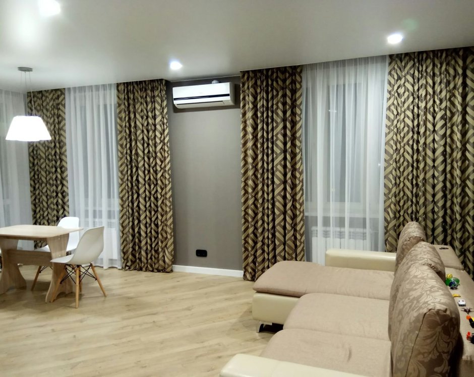 Комната с двумя окнами на одной стене