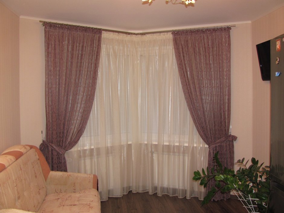 Гостиная с двумя окнами